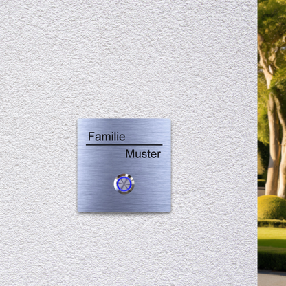 Edelstahl Türklingel im modernen Look mit LED-Taster und Gravur auf einer Hauswand