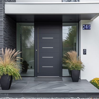 Haustür mit Klingelschild und Hausnummer 