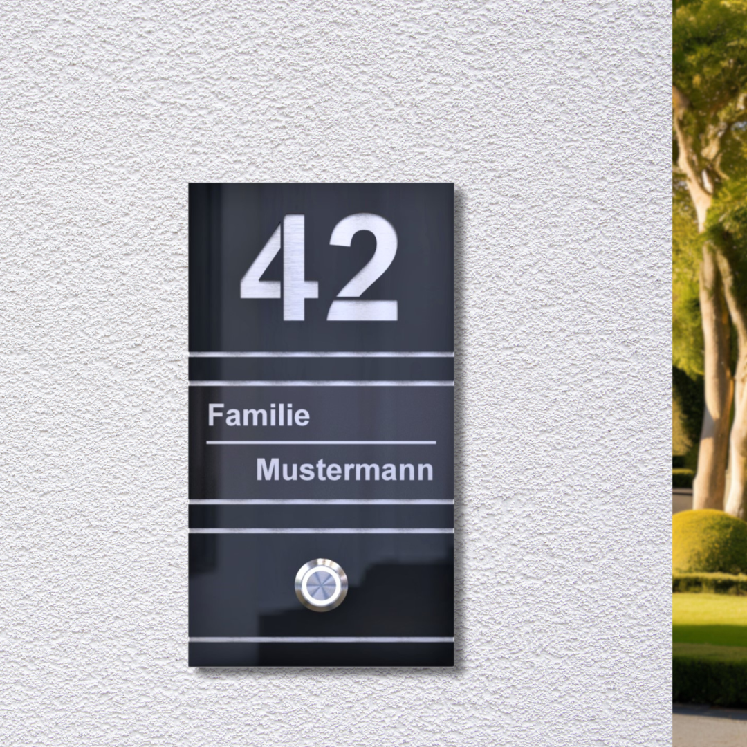Klingelschild mit Gravur und Hausnummer an einer Hauswand