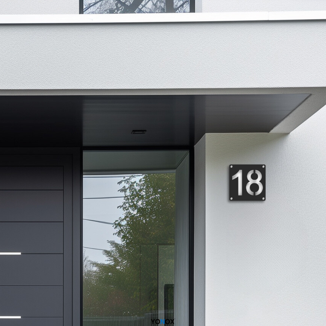 Moderne Hausnummer aus Acrylglas an der Haustür