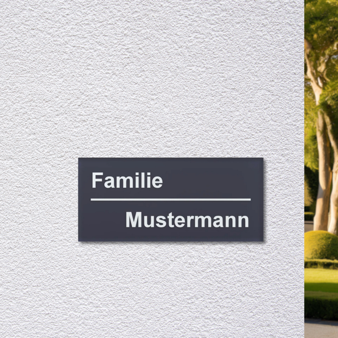 Acrylglas Namensschild Anthrazit mit Gravur An der Hauswand