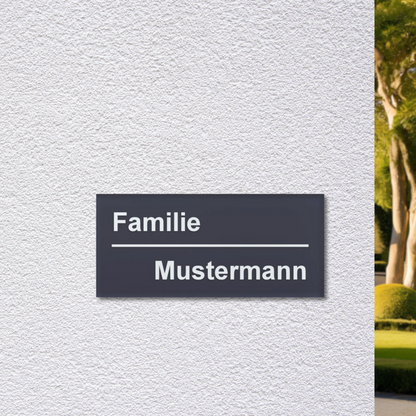 Acrylglas Namensschild Anthrazit mit Gravur An der Hauswand